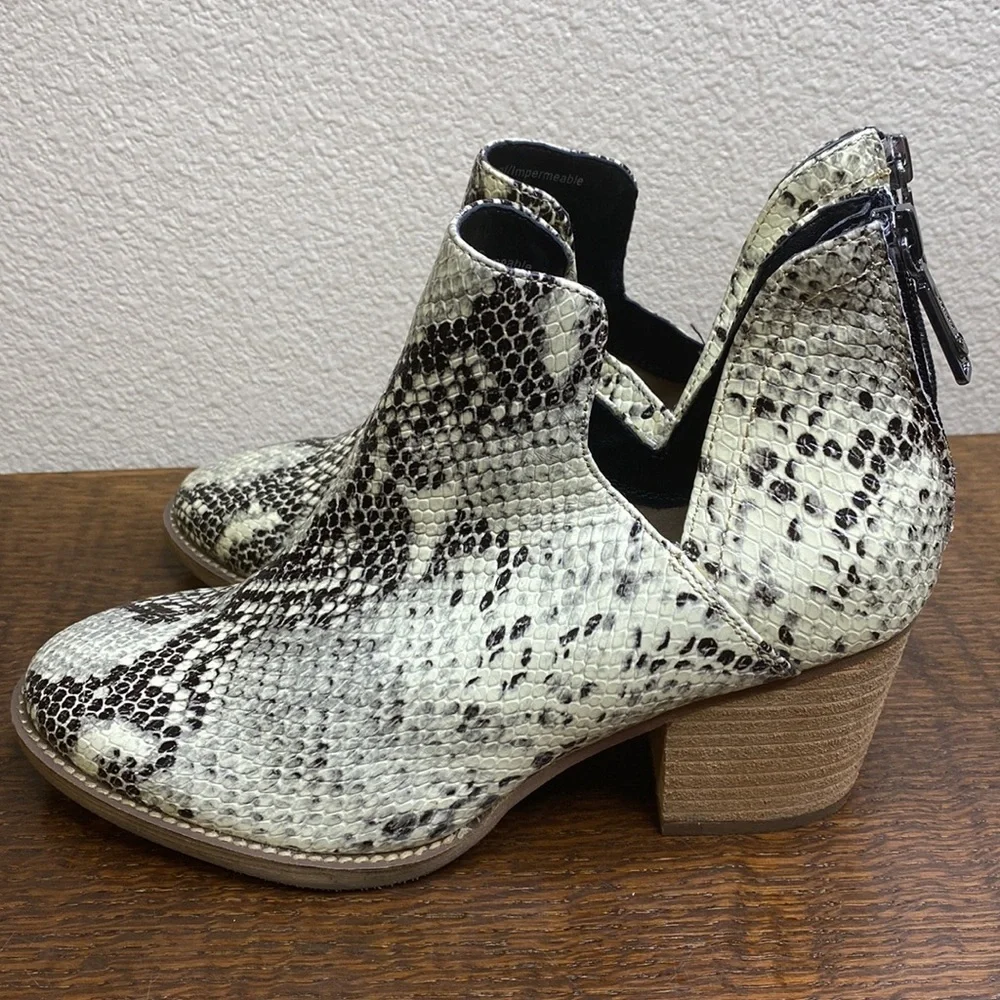Blondo Waterproof Booties Snakeskin Print NWOT Size 7.5